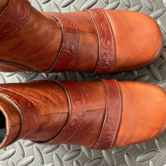 Leather Ankle boots with inside zippers and floral patterns - Picture 5 of 14